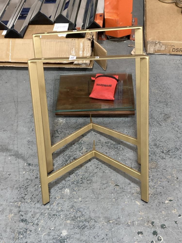 Lot 102  
            Chesterfield SR36 - Collection 

                
GLASS COFFEE TABLE (PARTS MISSING ) (LOCATION: SR36 A6)