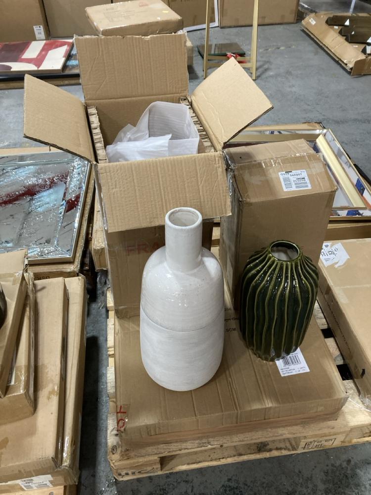 Lot 120  
            Chesterfield SR36 - Collection 

                
3 X ASSORTED ITEMS TO INCLUDE MOBI CERAMIC BOTTLE VASE 215X215X490MM - ITEM NO. 5...