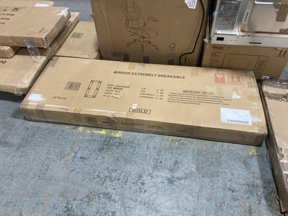 Lot 235  
            Chesterfield SR36 - Collection 

                
DRESS MIRROR IN GOLD (COLLECTION ONLY ) (LOCATION: SR36 A3)