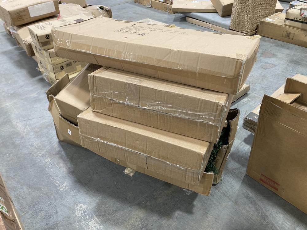 Lot 243  
            Chesterfield SR36 - Collection or Optional Delivery Available 

                
5 X ASSORTED ITEMS TO INCLUDE CHRISTMAS TREE IN GREEN (LOCATION: SR36 A3)