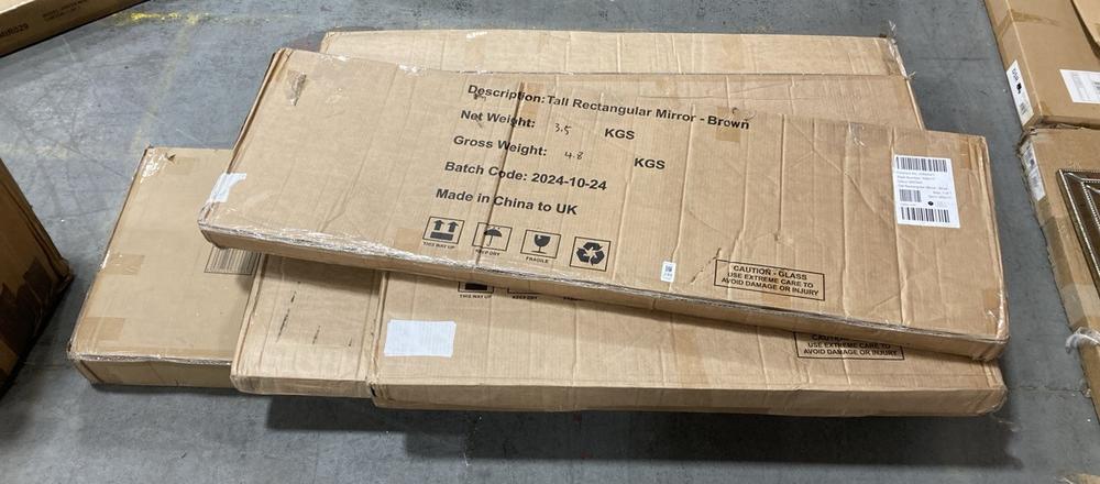 Lot 249  
            Chesterfield SR36 - Collection 

                
4 X ASSORTED ITEMS TO INCLUDE TALL RECTANGULAR MIRROR IN BROWN (COLLECTION ONLY )...