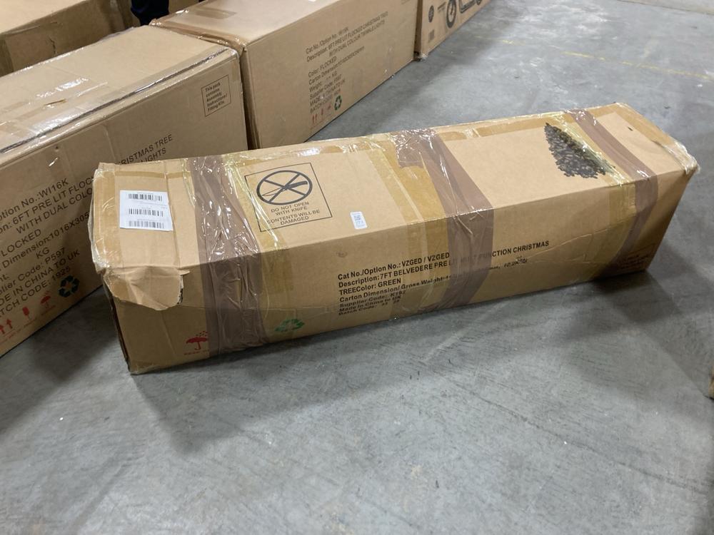 Lot 273  
            Chesterfield SR36 - Collection or Optional Delivery Available 

                
7FT BELVEDERE PRE LIT CHRISTMAS TREE IN GREEN (LOCATION: SR36 A2) (VZGED)