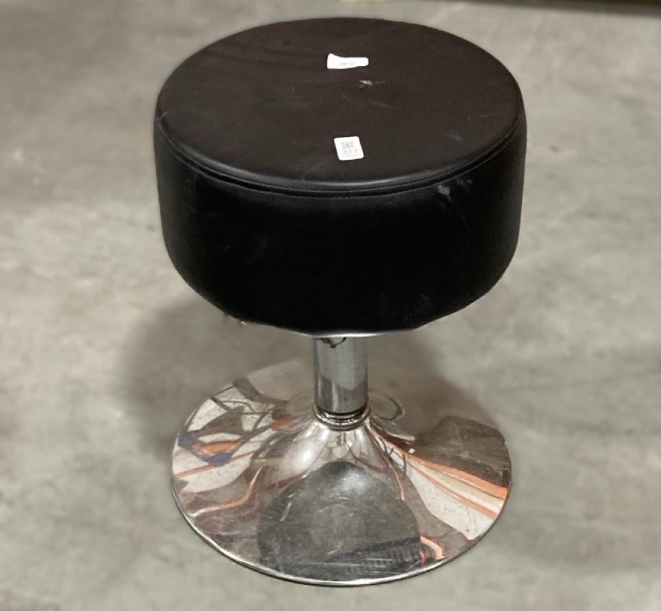Lot 333  
            Chesterfield SR36 - Collection or Optional Delivery Available 

                
SMALL ADJUSTABLE ROUND BARSTOOL ( DAMAGED) (LOCATION: SR36 A1)