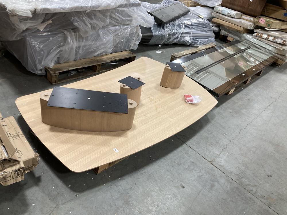 Lot 347  
            Chesterfield SR36 - Collection 

                
3 X ASSORTED ITEMS TO INCLUDE RECTANGULAR STYLISED WALL MIRROR IN LIGHT GREY (COL...