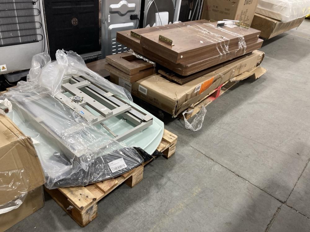 Lot 354  
            Chesterfield SR36 - Collection 

                
DFS 4 DRAWER DOUBLE STORAGE BED FRAME IN MAHOGANY BROWN FINISH TO INCLUDE DFS TAB...