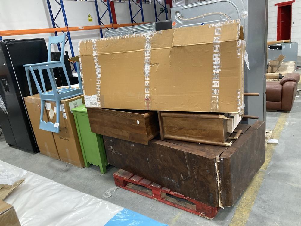 Lot 366  
            Chesterfield SR36 - Collection or Optional Delivery Available 

                
PALLET OF ASSORTED ITEMS TO INCLUDE 3 DRAWER CHEST IN GREEN (LOCATION: SR36 A1)