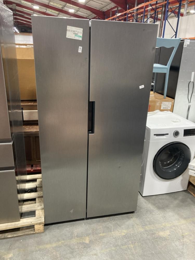 Lot 368  
            Chesterfield SR36 - Collection or Optional Delivery Available 

                
SAMSUNG SERIES 8 AMERICAN STYLE FRIDGE FREEZER IN SILVER - MODEL NO. RS66A8101S9 ...