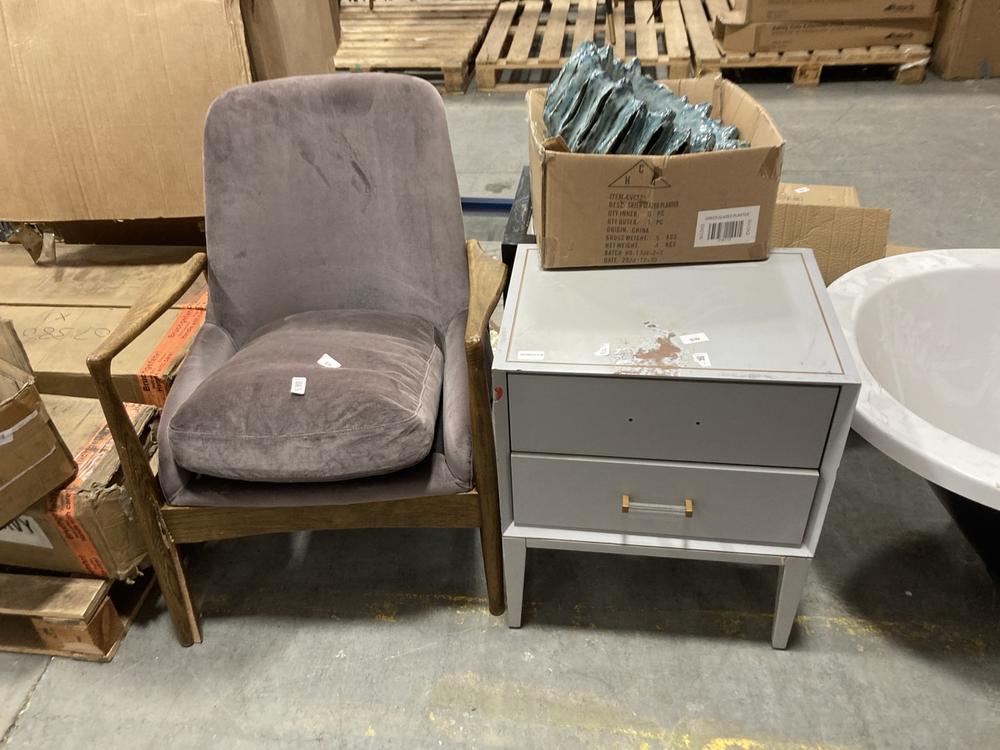 Lot 385  
            Chesterfield SR36 - Collection 

                
4 X ASSORTED ITEMS TO INCLUDE DECORATIVE BOWL IN LIGHT BLUE (COLLECTION ONLY) (LO...