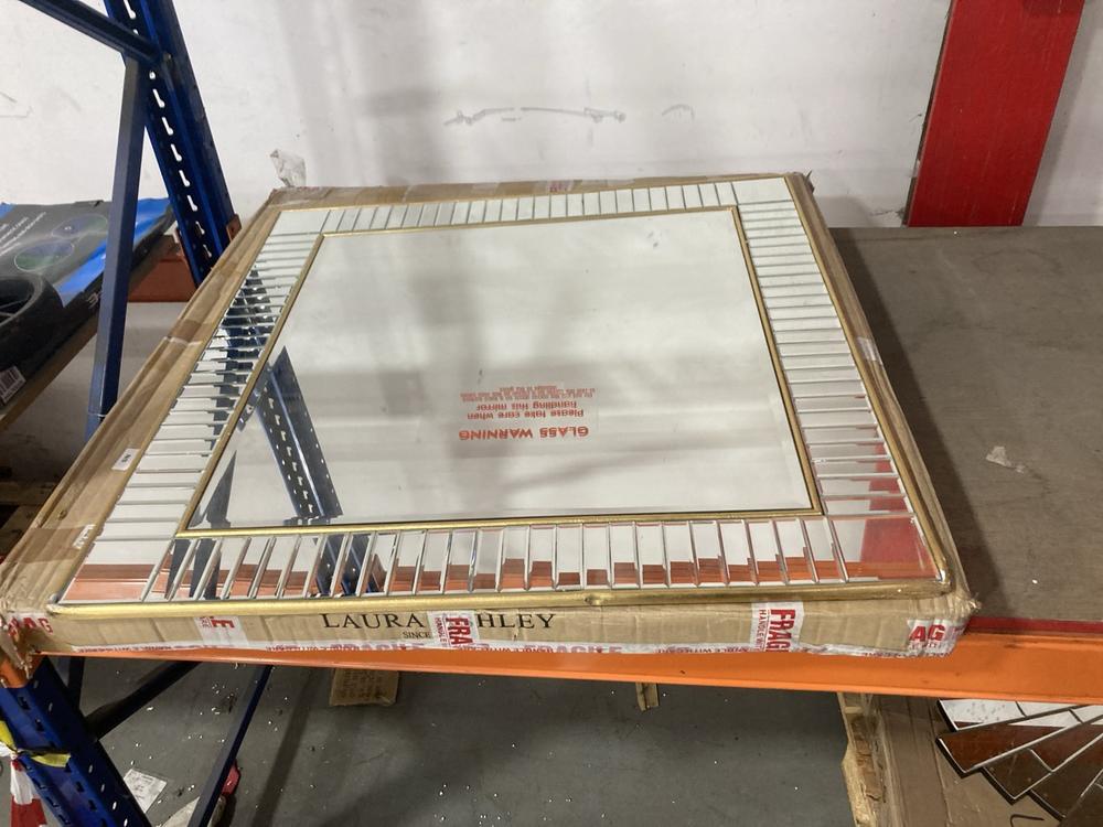 Lot 389  
            Chesterfield SR36 - Collection 

                
SQUARE WALL MIRROR IN GOLD FRAME (COLLECTION ONLY) (LOCATION: SR36 A1)