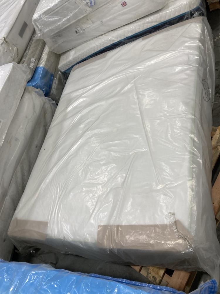 Lot 423  
            Chesterfield SR36 - Collection or Optional Delivery Available 

                
150 X 200 CM MATTRESS IN WHITE WITH GREEN TRIM (LOCATION: SR36 B1)