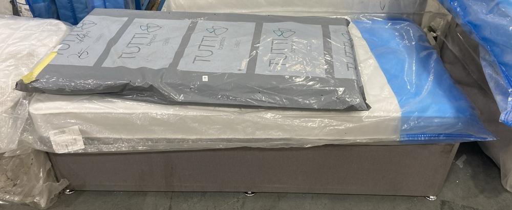 Lot 501  
            Chesterfield SR36 - Collection or Optional Delivery Available 

                
SINGLE DIVAN BED IN GREY TO INCLUDE 90 X 190 CM MATTRESS IN WHITE+ SINGLE COT MAT...