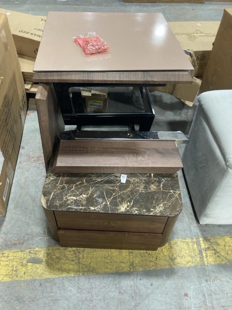 Lot 506  
            Chesterfield SR36 - Collection 

                
DFS 2 DRAWER UNIT IN BROWN WITH GLASS TOP TO INCLUDE BLACK UNIT WITH GLASS ( COLL...