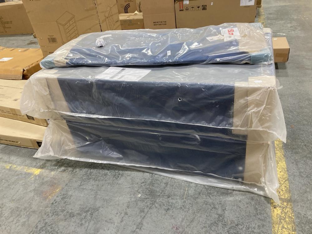 Lot 531  
            Chesterfield SR36 - Collection 

                
150 CM DIVAN BED SET IN BLUE ( MISSING HEADBOARD ) (LOCATION: SRS6 B5)