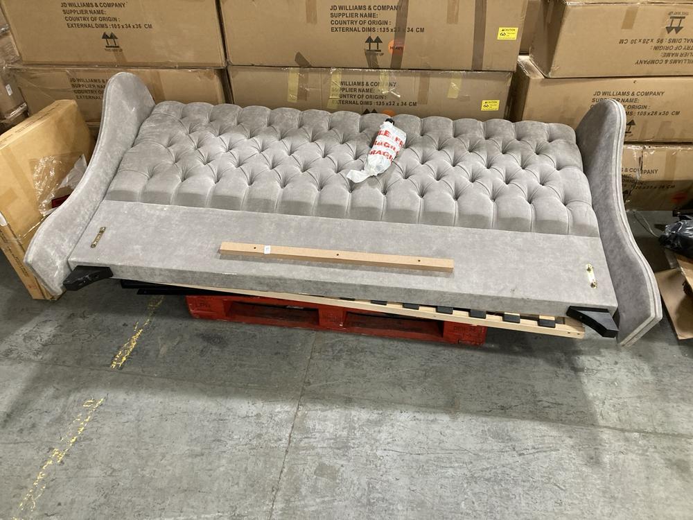 Lot 587  
            Chesterfield SR36 - Collection or Optional Delivery Available 

                
SUPER KING SIZE HEADBOARD TO INCLUDE BED PARTS ( NOT FULL SET ) (LOCATION: SR36 B5)