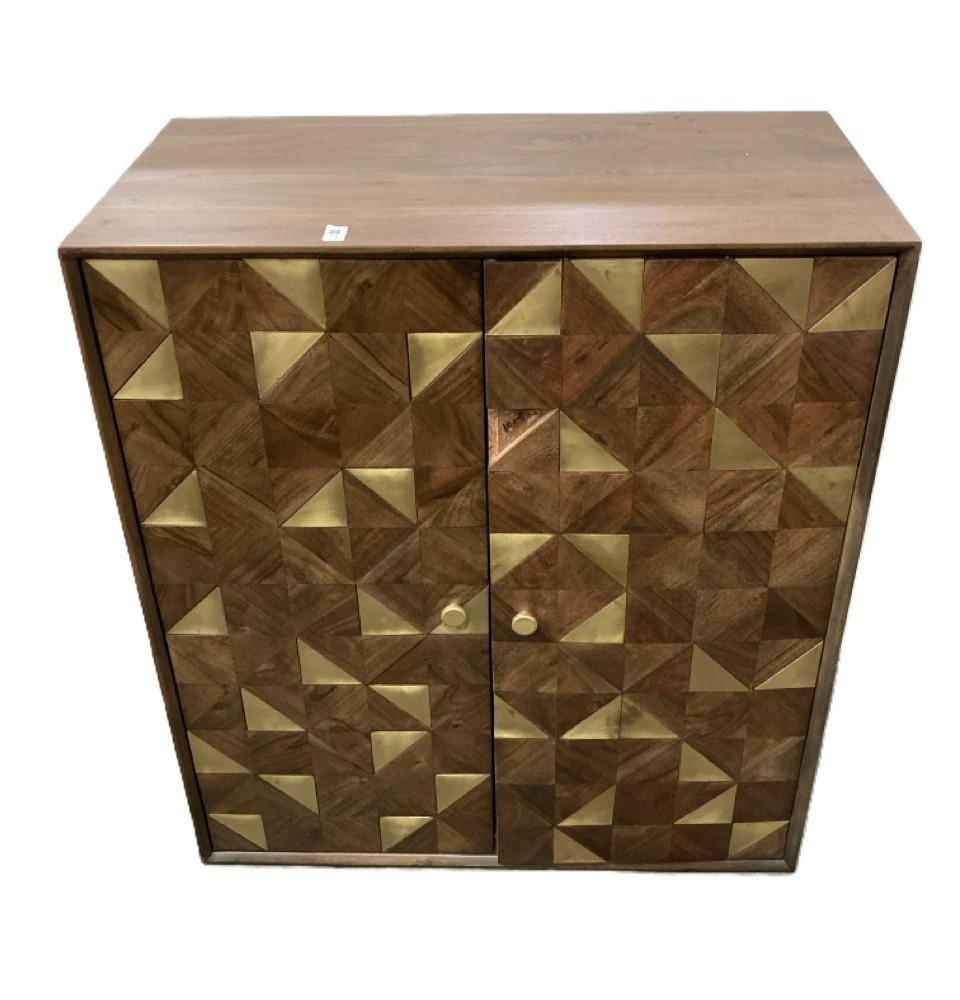 Lot 72  
            Chesterfield SR36 - Collection or Optional Delivery Available 

                
TATE BAR CABINET 840X430X1510MM - ITEM NO. 006665 - ORIGINAL RRP £1199.95 (LOCATI...