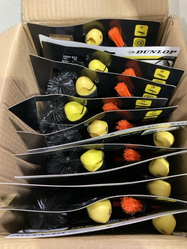 Lot 1090  
            Chesterfield SR45 - Parcel Delivery Only 

                
4 X BOXES OF 12 X DUNLOP BICYCLE BRUSH SET TOTAL ORIGINAL RRP £184 (LOCATION: J9) - Image 5