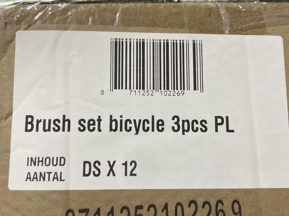 Lot 1094  
            Chesterfield SR45 - Parcel Delivery Only 

                
4 X BOXES OF 12 X DUNLOP BICYCLE BRUSH SET TOTAL ORIGINAL RRP £184 (LOCATION: J9) - Image 2