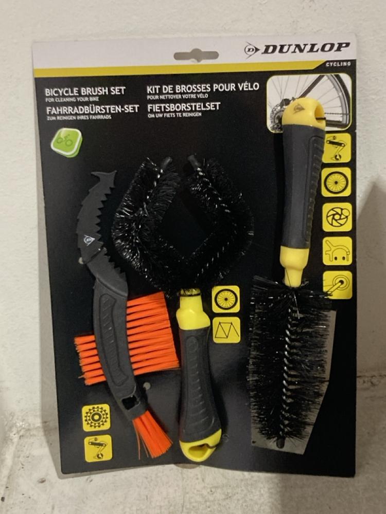 Lot 1094  
            Chesterfield SR45 - Parcel Delivery Only 

                
4 X BOXES OF 12 X DUNLOP BICYCLE BRUSH SET TOTAL ORIGINAL RRP £184 (LOCATION: J9) - Image 3