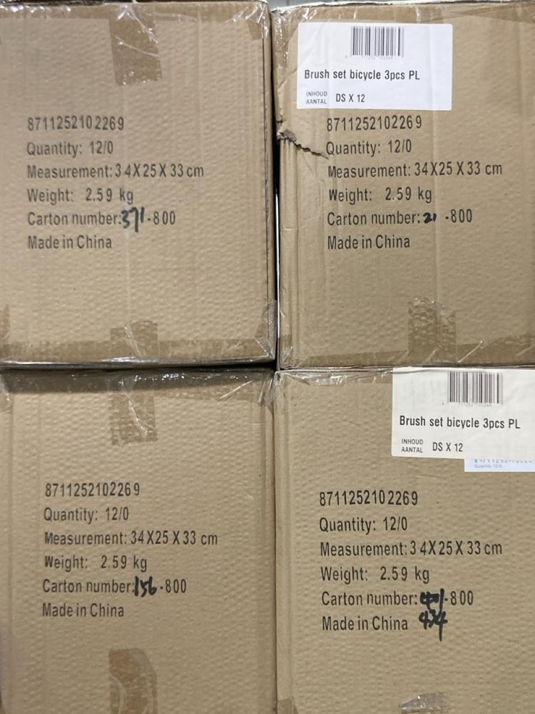 Lot 1099  
            Chesterfield SR45 - Parcel Delivery Only 

                
4 X BOXES OF 12 X DUNLOP BICYCLE BRUSH SET TOTAL ORIGINAL RRP £184 (LOCATION: J9)