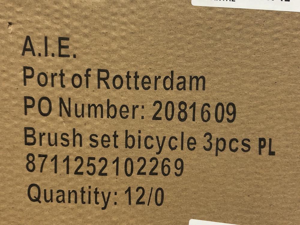 Lot 1107  
            Chesterfield SR45 - Parcel Delivery Only 

                
4 X BOXES OF 12 X DUNLOP BICYCLE BRUSH SET TOTAL ORIGINAL RRP £184 (LOCATION: J10) - Image 4