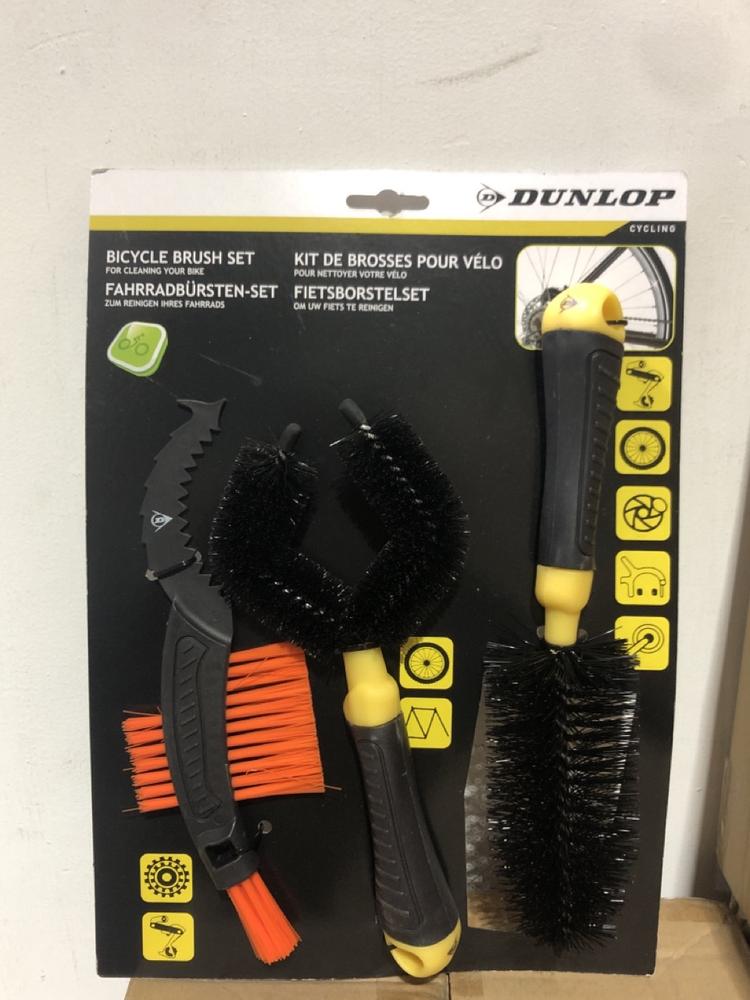 Lot 1108  
            Chesterfield SR45 - Parcel Delivery Only 

                
3 X BOXES OF 12 X DUNLOP BICYCLE BRUSH SET TOTAL ORIGINAL RRP £144 (LOCATION: J10) - Image 2