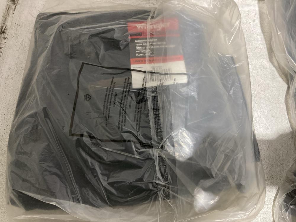 Lot 1163  
            Chesterfield SR45 - Parcel Delivery Only 

                
WRANGLER ORIGINAL COWBOY CUT JEANS IN BLACK W40 L32 TO INCLUDE WRANGLER RIGGS WOR... - Image 2