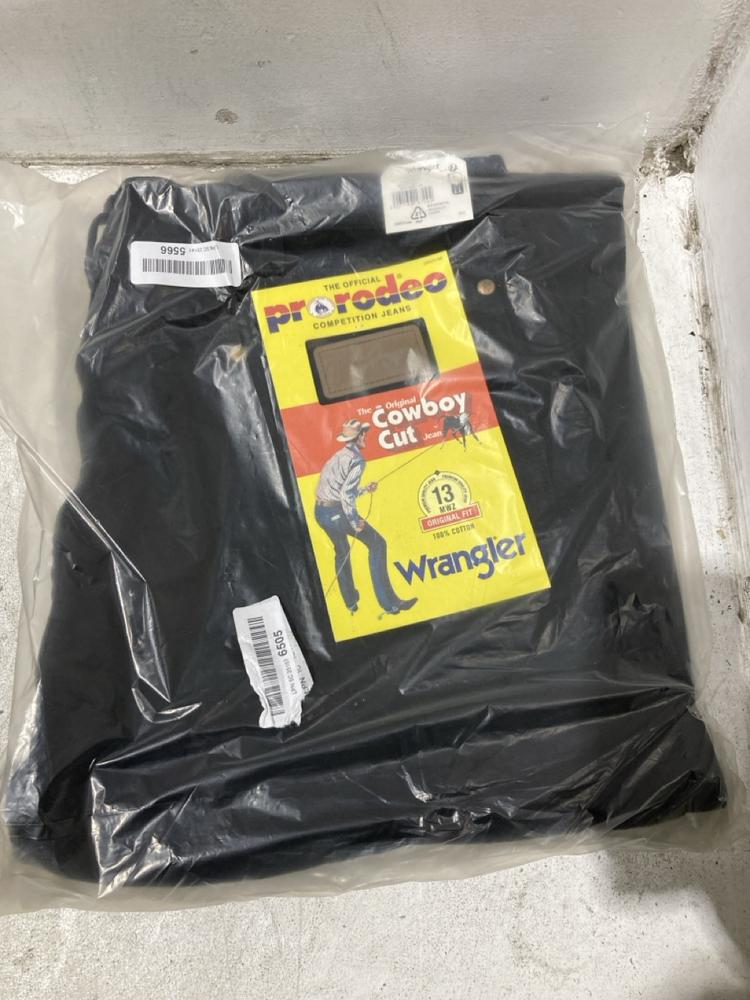 Lot 1163  
            Chesterfield SR45 - Parcel Delivery Only 

                
WRANGLER ORIGINAL COWBOY CUT JEANS IN BLACK W40 L32 TO INCLUDE WRANGLER RIGGS WOR... - Image 4