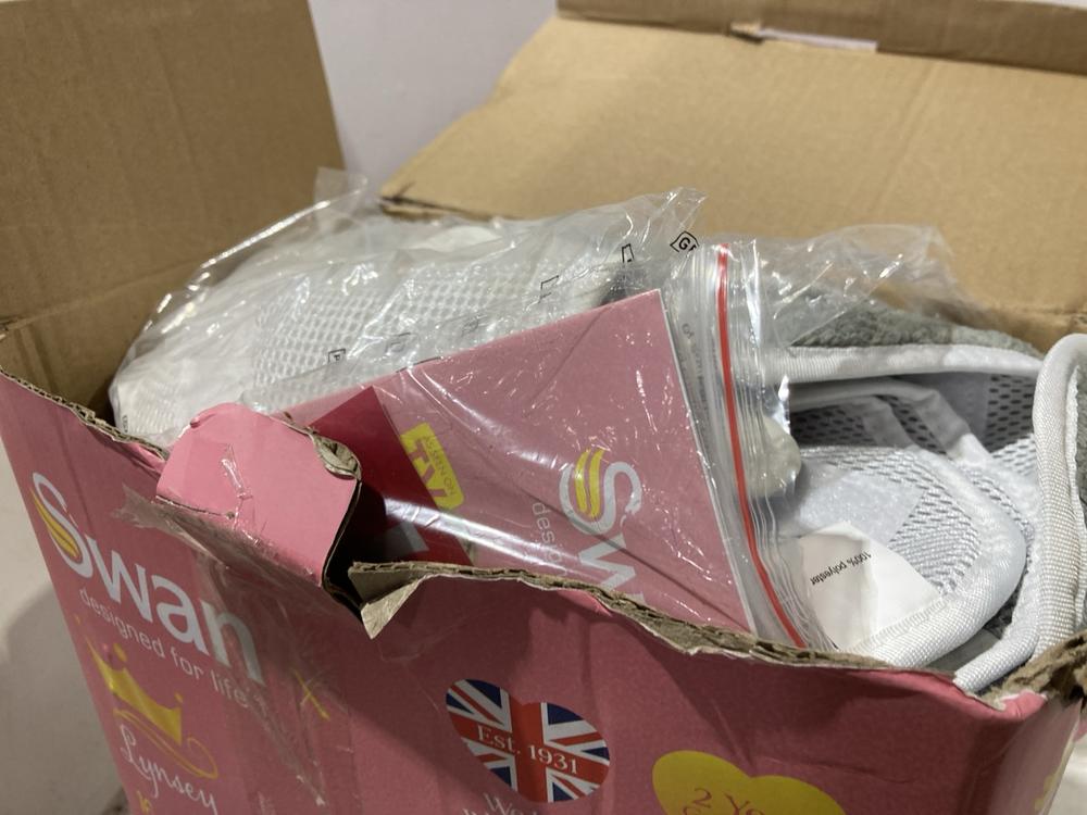 Lot 1167  
            Chesterfield SR45 - Parcel Delivery Only 

                
SWAN 16-IN-1 STEAM MOP (LOCATION: K2) - Image 3