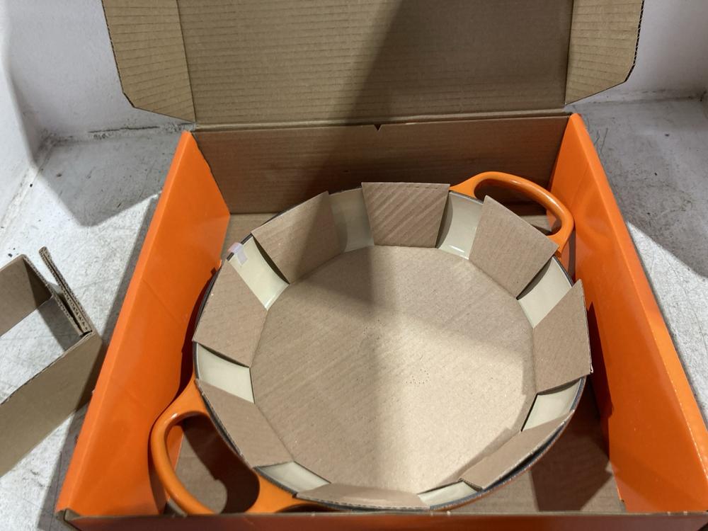 Lot 1199  
            Chesterfield SR45 - Parcel Delivery Only 

                
LE CREUSET ENAMELED CAST IRON ROUND CASSEROLE /DUTCH OVEN (LOCATION: K4) - Image 3