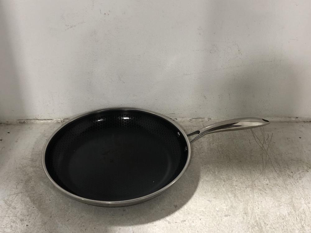 Lot 135  
            Chesterfield SR45 - Parcel Delivery Only 

                
HEXCLAD HYBRID COOKWARE FRYING PAN (LOCATION: G4)