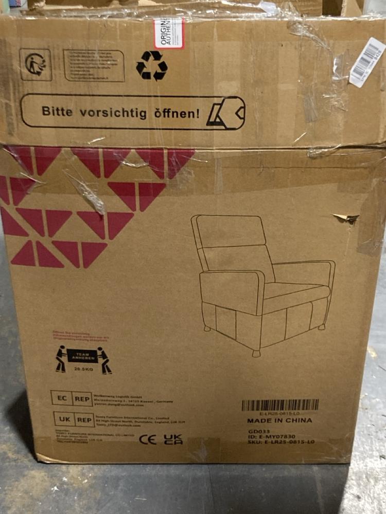 Lot 257  
            Chesterfield SR45 - Parcel Delivery Only 

                
ARMCHAIR E-MY07830 (LOCATION: G8)