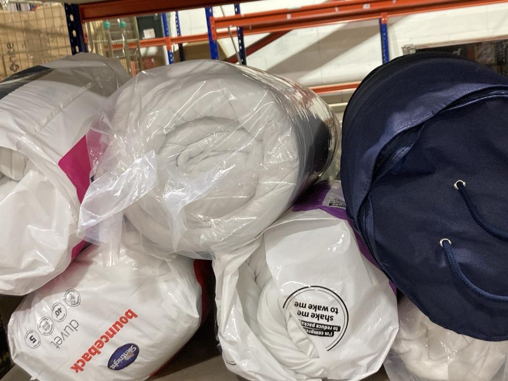 Lot 315  
            Chesterfield SR45 - Parcel Delivery Only 

                
6 X ASSORTED BEDDING TO INCLUDE SILENT NIGHT ULTRABOUNCE DUVET SIZE DOUBLE (LOCAT...