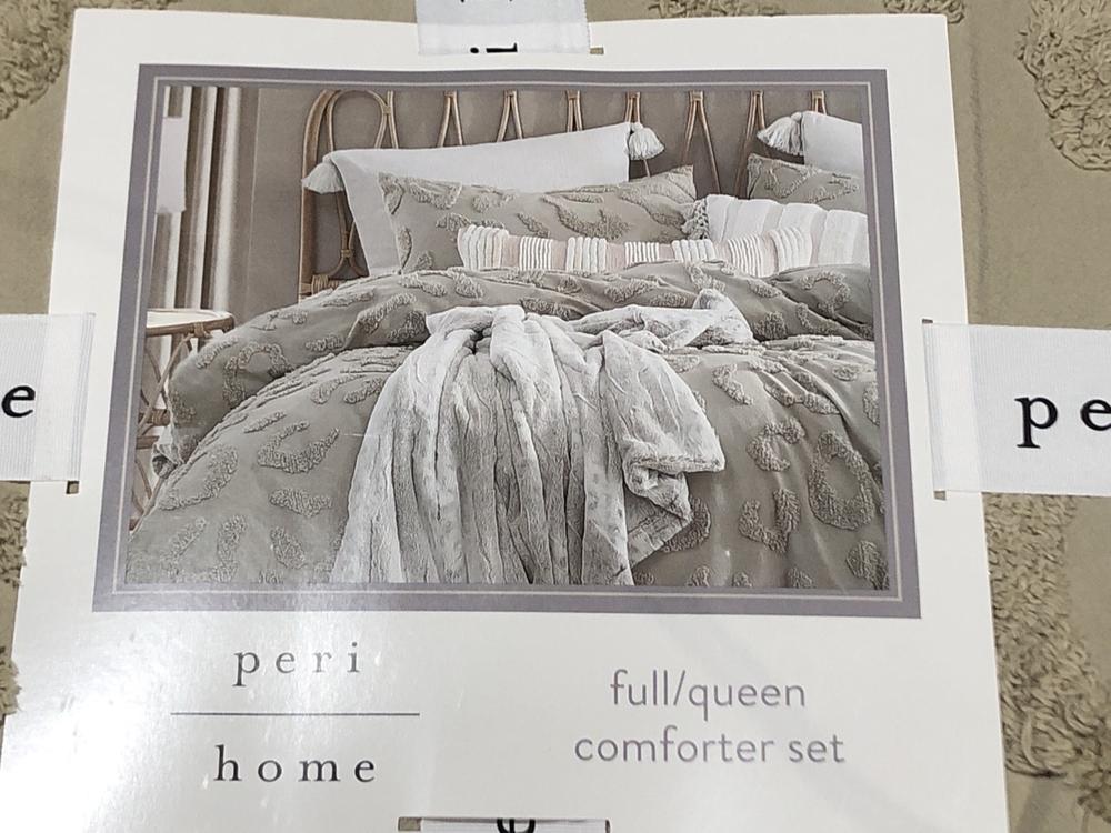 Lot 35  
            Chesterfield SR45 - Parcel Delivery Only 

                
PERI HOME FULL/QUEEN COMFORTER SET ORIGINAL RRP £162 (LOCATION: L15)