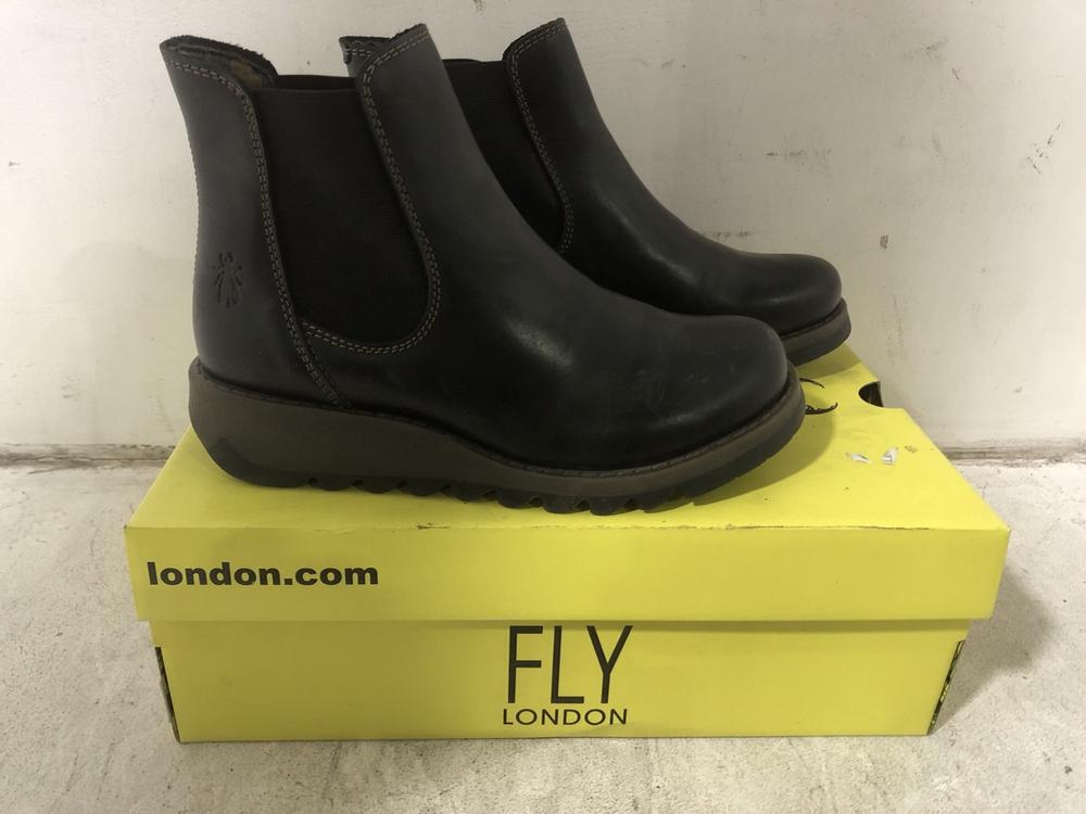 Lot 467  
            Chesterfield SR45 - Parcel Delivery Only 

                
FLY LONDON MED1789FLY RUG BLACK UK SIZE 5 (LOCATION: H7)