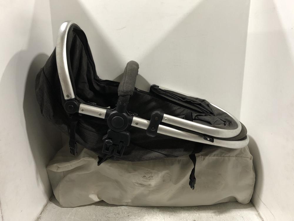 Lot 470  
            Chesterfield SR45 - Parcel Delivery Only 

                
TRAVEL COT IN LIGHT GREY AND BABYLON BABY CARRIER (LOCATION: H7)