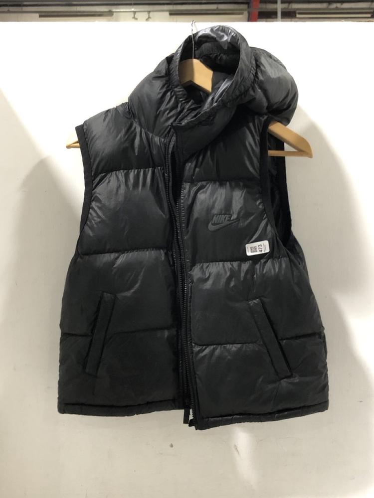 Lot 473  
            Chesterfield SR45 - Parcel Delivery Only 

                
NIKE THERMA-FIT PUFFER BODYWARMER IN BLACK SIZE M (LOCATION: H7)