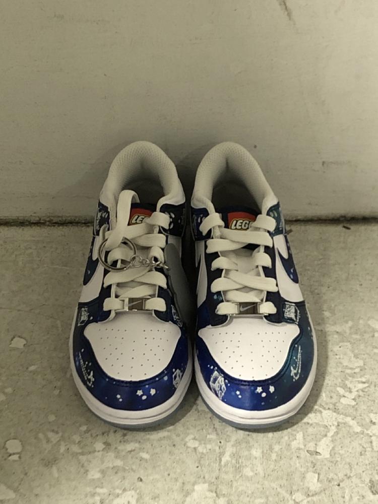 Lot 475  
            Chesterfield SR45 - Parcel Delivery Only 

                
NIKE DUNK LOW X LEGO COL PS KIDS TRAINERS IN WHITE / MULTI COLOUR SIZE UK 12 (LOC...