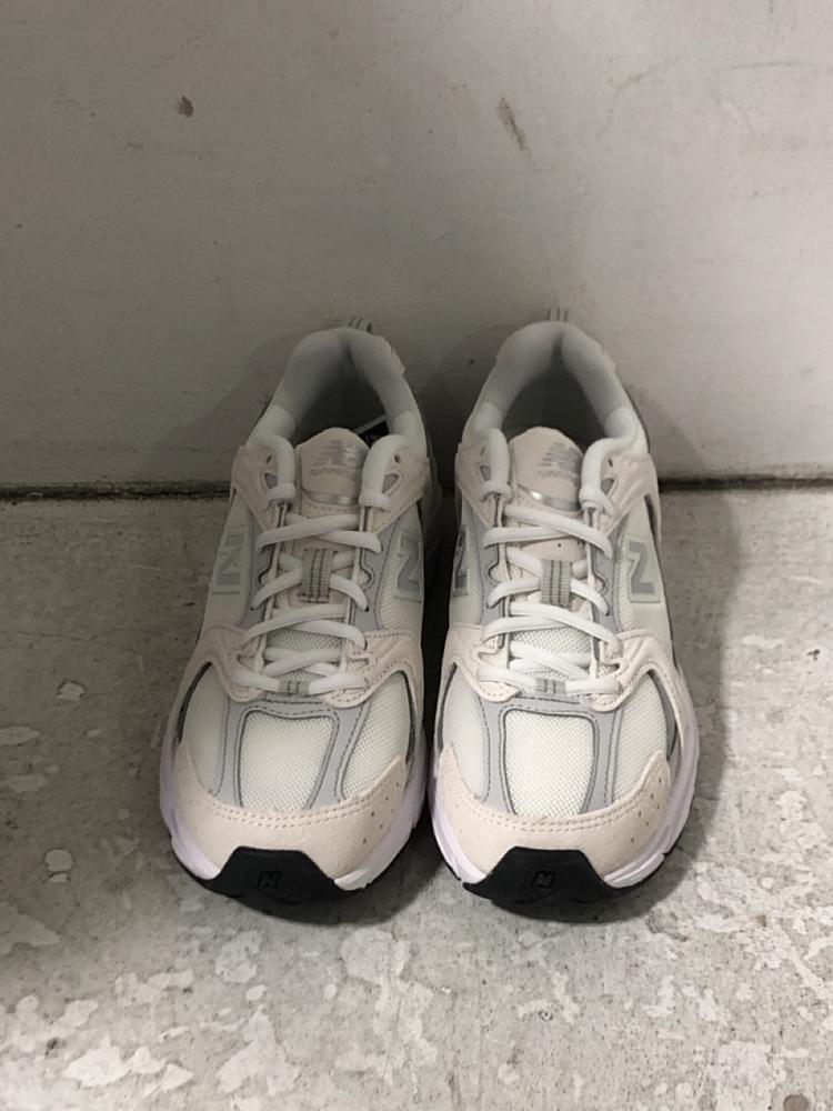 Lot 477  
            Chesterfield SR45 - Parcel Delivery Only 

                
NEW BALANCE TRAINERS IN SEA SALT OFF WHITE GREY SIZE UK 4.5 MR530CE (LOCATION: H7)