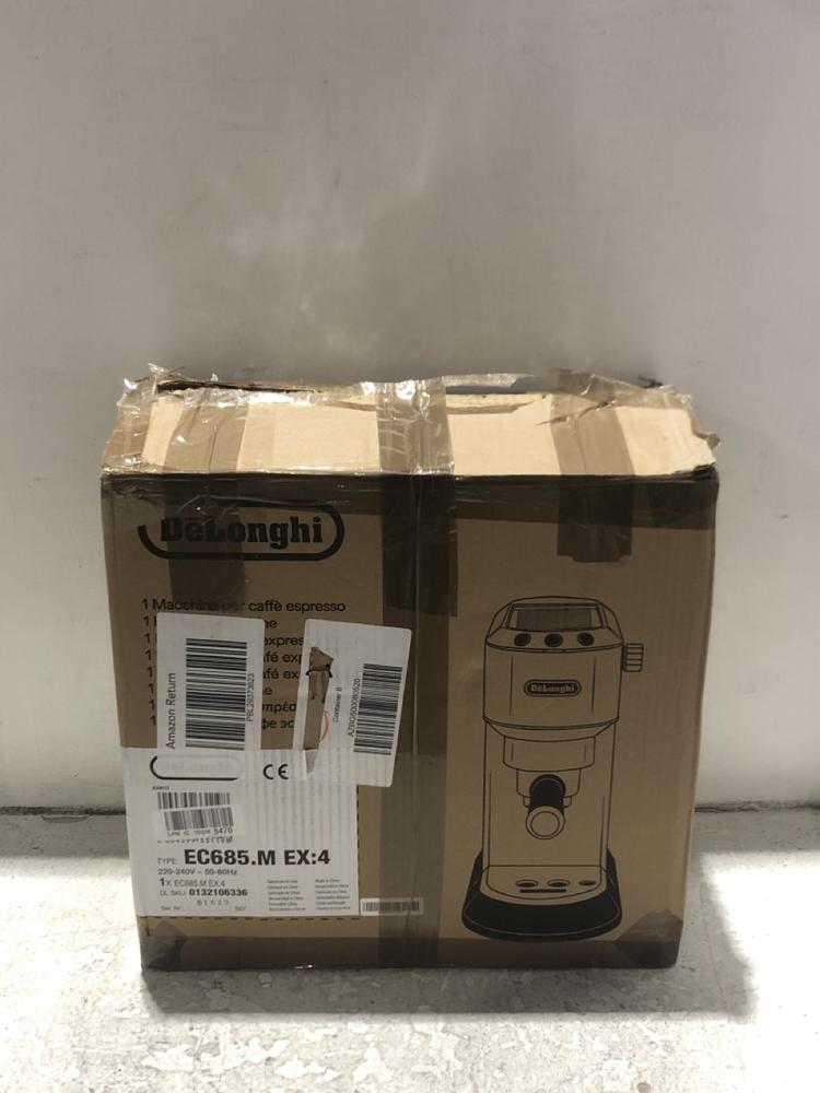 Lot 47  
            Chesterfield SR45 - Parcel Delivery Only 

                
DELONGHI EC685.M DEDICA STYLE ESPRESSO MACHINE ORIGINAL RRP £169 (LOCATION: L15)