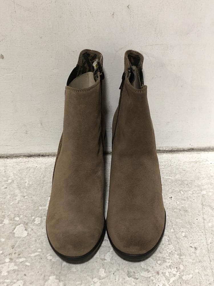 Lot 493  
            Chesterfield SR45 - Parcel Delivery Only 

                
FLY WOMENS BOOTS OIL SUEDE TAUPE SIZE EU 39 (LOCATION: H8)