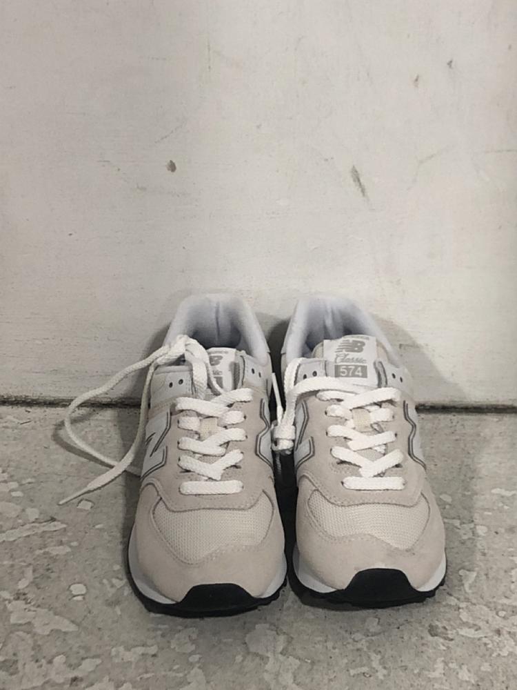 Lot 545  
            Chesterfield SR45 - Parcel Delivery Only 

                
NEW BALANCE ENCAP CLASSIC 574 UK SIZE 5 (LOCATION: H10)