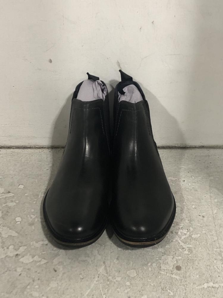 Lot 546  
            Chesterfield SR45 - Parcel Delivery Only 

                
HUSH PUPPIES JUSTIN CHELSEA BLACK MEN'S UK SIZE 10 (LOCATION: H10)