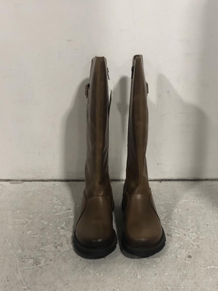 Lot 547  
            Chesterfield SR45 - Parcel Delivery Only 

                
FLY LONDON MOL2 RUG CAML P142912003 UK SIZE 4 (LOCATION: H10)