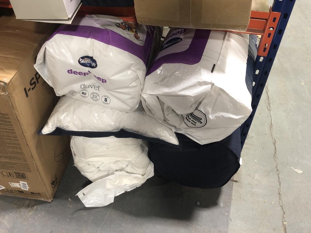Lot 551  
            Chesterfield SR45 - Parcel Delivery Only 

                
5X ASSORTED BEDDING TO INCLUDE SILENTNIGHT DEEP SLEEP DUVET SINGLE (LOCATION: H10)