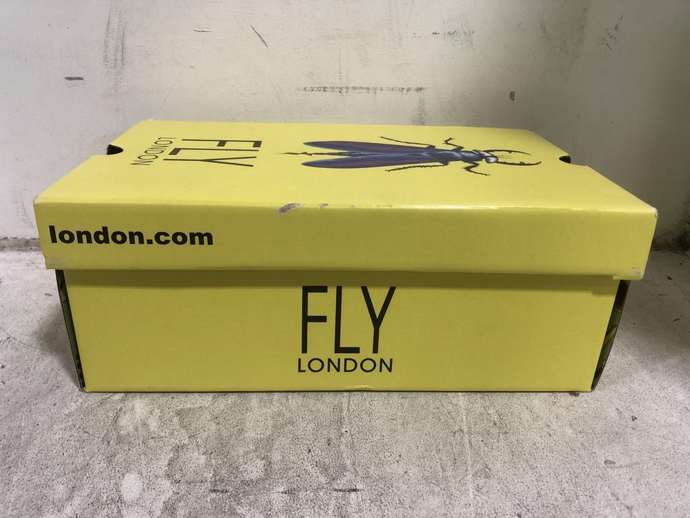Lot 552  
            Chesterfield SR45 - Parcel Delivery Only 

                
FLY LONDON PLOM431FLY CUPIDO BLACK P5011431000 OUK SIZE 9 (LOCATION: I1)