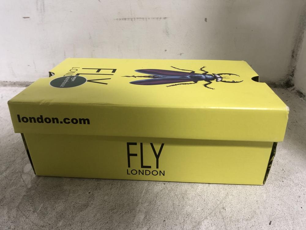 Lot 553  
            Chesterfield SR45 - Parcel Delivery Only 

                
FLY LONDON YAZ MOUSSE BLACK P500025149 UK SIZE 5 (LOCATION: I1)