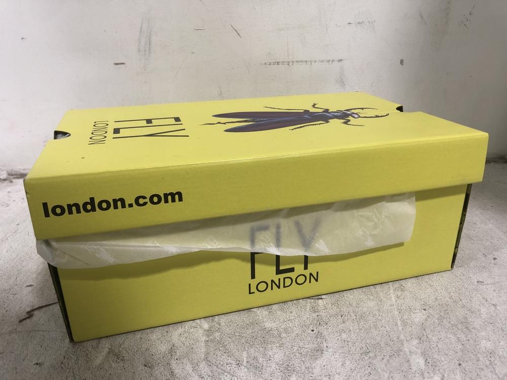 Lot 554  
            Chesterfield SR45 - Parcel Delivery Only 

                
FLY LONDON TOKY803FLY DUBLIN MILITARY P144803012 UK SIZE 2.5 (LOCATION: I1)