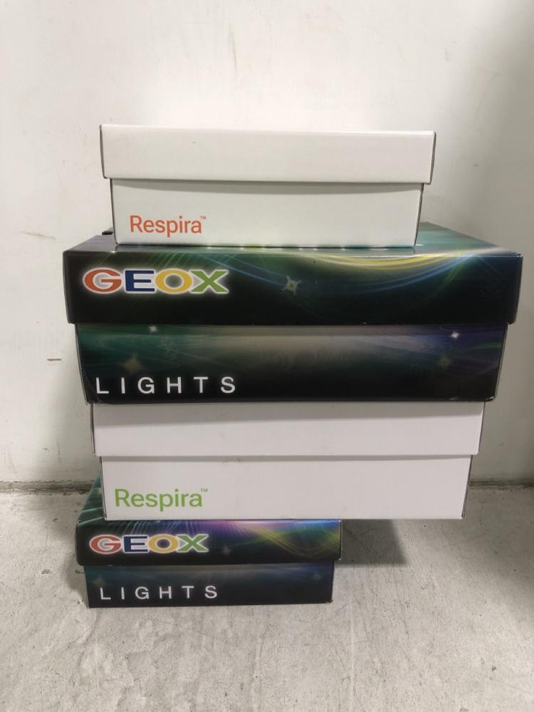 Lot 560  
            Chesterfield SR45 - Parcel Delivery Only 

                
4X ASSORTED GEO KIDS TO INCLUDE GEOX B LIGHTYLOO NAVY/BLUETTE UK 7 (LOCATION: I1)