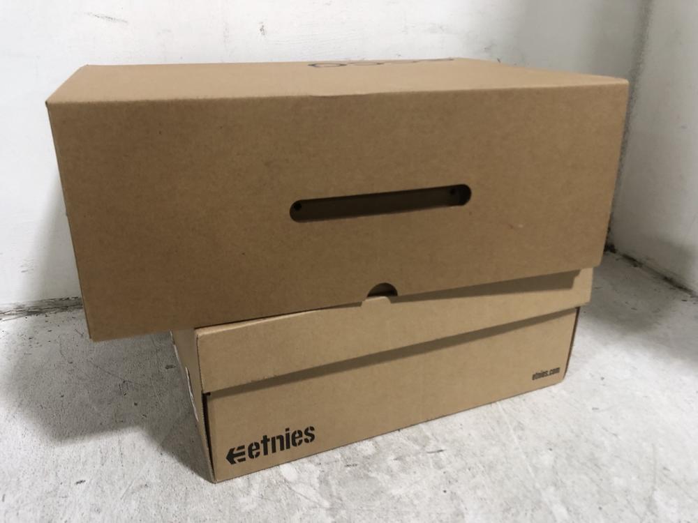 Lot 561  
            Chesterfield SR45 - Parcel Delivery Only 

                
ECCO BYWAY 2.0 TEX SHOE UK 11.5 TO INCLUDE ETNIES GREY /BLACK/GOLD UK 7.5 (LOCATI...