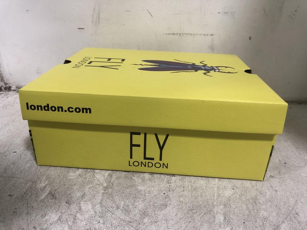 Lot 563  
            Chesterfield SR45 - Parcel Delivery Only 

                
FLY LONDON HANN248FLY FUG PETROL P701248010 UK SIZE 6 (LOCATION: I1)